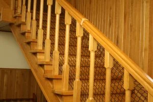 Bezpieczne schody – siatka osłaniająca