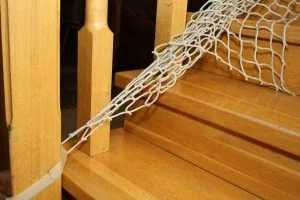 Montaż siatki na schody – mocowanie