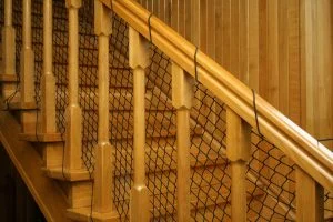 Montaż siatki na schody – oplot z gumy na poręczy