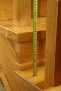 Montaż siatki na schody – pomiar wysokości barierki