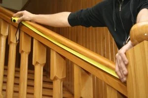 Montaż siatki na schody – pomiar szerokości siatki
