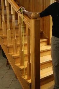 Montaż siatki na schody – pomiar wysokości