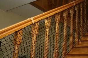 Siatka z wplecioną gumą – zabezpieczająca schody